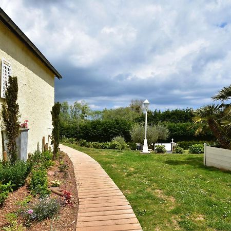 Superb Holiday Home Near The Beach Quinéville Exterior photo